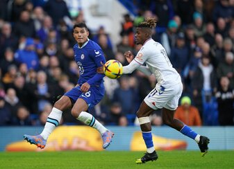 Chelsea-Profi Thiago Silva (l) kritisiert die Transferpolitik seines Clubs. Chelsea-Profi Thiago Silva (l) kritisiert die Transferpolitik seines Clubs.