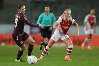 Der 1. FC Köln um Mandy Islacker (r) bekommt ein Interims-Trainer-Duo. Der 1. FC Köln um Mandy Islacker (r) bekommt ein Interims-Trainer-Duo.