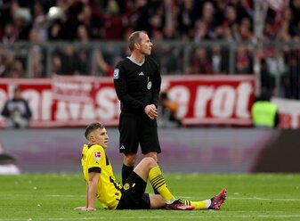 Nach Verletzung gegen den FC Bayern: Nico Schlotterbeck wird dem BVB weiterhin fehlen. Foto: Lars Baron/Getty Images Nach Verletzung gegen den FC Bayern: Nico Schlotterbeck wird dem BVB weiterhin fehlen. Foto: Lars Baron/Getty Images