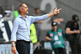 Der frühere Frankfurt- und Mönchengladbach-Trainer Adi Hütter soll in der nächsten Saison Crystal Palace übernehmen. Der frühere Frankfurt- und Mönchengladbach-Trainer Adi Hütter soll in der nächsten Saison Crystal Palace übernehmen.