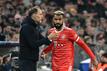 Bayern-Trainer Thomas Tuchel gibt seinem Stürmer Eric Maxim Choupo-Moting taktische Anweisungen.