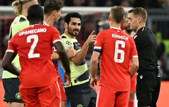 Ilkay Gündogan (M) und Joshua Kimmich (2.v.r.) hatten in München ein paar Meinungsverschiedenheiten. Ilkay Gündogan (M) und Joshua Kimmich (2.v.r.) hatten in München ein paar Meinungsverschiedenheiten.