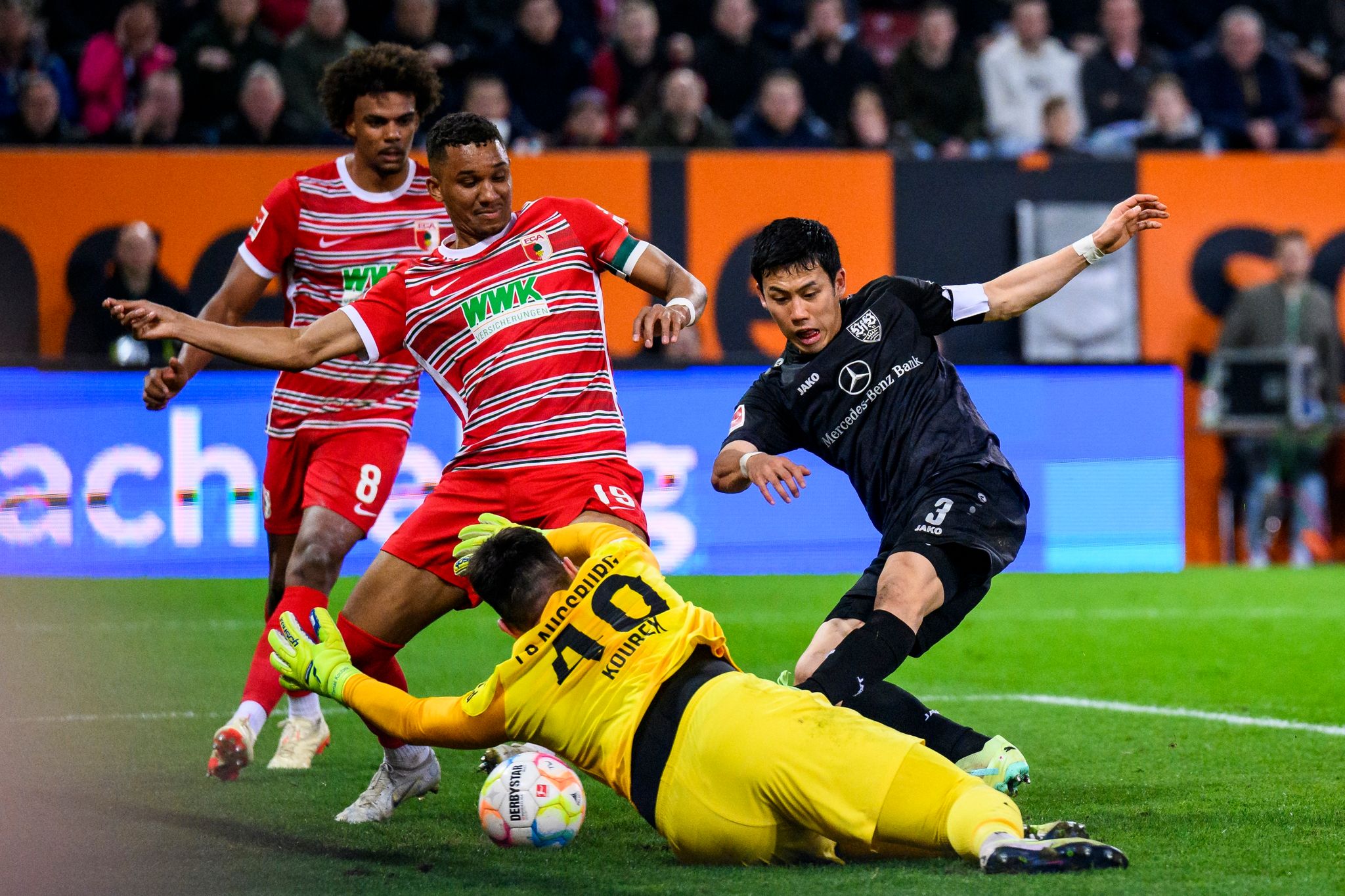 Wataru Endo (r) sorgte für den Stuttgarter Ausgleich in Augsburg.