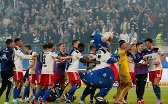 Die Hamburger Spieler jubeln nach ihrem 4:3-Sieg Die Hamburger Spieler jubeln nach ihrem 4:3-Sieg