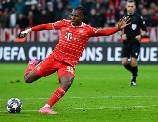 Mathys Tel von München spielt den Ball. Mathys Tel von München spielt den Ball.