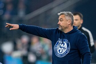 Schalkes Trainer Thomas Reis muss mit seinem Team beim SC Freiburg antreten. Schalkes Trainer Thomas Reis muss mit seinem Team beim SC Freiburg antreten.