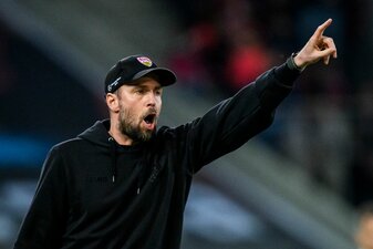 Stuttgarts Trainer Sebastian Hoeneß gestikuliert. Stuttgarts Trainer Sebastian Hoeneß gestikuliert.