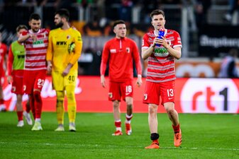 Augsburgs Torwart Tomas Koubek, Ruben Vargas und Elvis Rexhbecaj bedanken sich nach dem Spiel bei den Fans. Augsburgs Torwart Tomas Koubek, Ruben Vargas und Elvis Rexhbecaj bedanken sich nach dem Spiel bei den Fans.