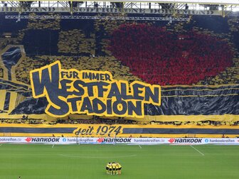 Choreo-Streit: BVB-Fans hängen Banner vor Sponsorzentrale Choreo-Streit: BVB-Fans hängen Banner vor Sponsorzentrale