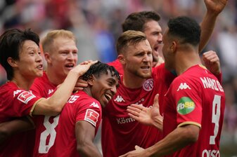 Das Spiel gegen die Bayern gedreht: Der Mainzer Leandro Barreiro Martins (M) jubelt nach dem 2:1 mit seinen Teamkollegen. Das Spiel gegen die Bayern gedreht: Der Mainzer Leandro Barreiro Martins (M) jubelt nach dem 2:1 mit seinen Teamkollegen.