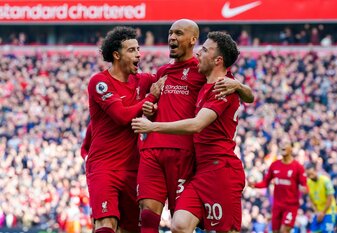 Diogo Jota (r) vom FC Liverpool feiert sein Tor zum 1:0 mit seinen Teamkollegen Curtis Jones und Fabinho. Diogo Jota (r) vom FC Liverpool feiert sein Tor zum 1:0 mit seinen Teamkollegen Curtis Jones und Fabinho.