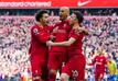 Diogo Jota (r) vom FC Liverpool feiert sein Tor zum 1:0 mit seinen Teamkollegen Curtis Jones und Fabinho.