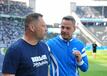 Herthas Cheftrainer Pal Dardai (l) und Herthas Präsident Kay Bernstein unterhalten sich vor dem Spiel gegen Werder Bremen.