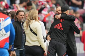 Der Mainzer Trainer Bo Svensson (hinten) umarmt nach dem Spiel kurz seinen Münchner Kollegen Thomas Tuchel. Der Mainzer Trainer Bo Svensson (hinten) umarmt nach dem Spiel kurz seinen Münchner Kollegen Thomas Tuchel.