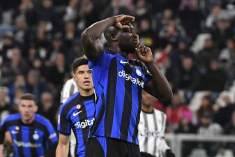Nach einem Rassismus-Eklat in der italienischen Fußball-Liga und einer Sperre für Romelu Lukaku von Inter Mailand darf der Stürmer nun doch im Pokal-Halbfinale spielen. Nach einem Rassismus-Eklat in der italienischen Fußball-Liga und einer Sperre für Romelu Lukaku von Inter Mailand darf der Stürmer nun doch im Pokal-Halbfinale spielen.