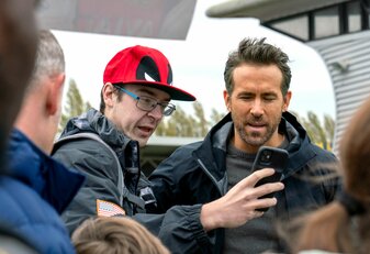 Ryan Reynolds (r), kanadisch-US-amerikanischer Schauspieler und Co-Vorsitzender von AFC Wrexham, macht ein Selfie mit einem Fan. Der Club schaffte nun die Rückkehr in den Profi-Fußballs. Ryan Reynolds (r), kanadisch-US-amerikanischer Schauspieler und Co-Vorsitzender von AFC Wrexham, macht ein Selfie mit einem Fan. Der Club schaffte nun die Rückkehr in den Profi-Fußballs.