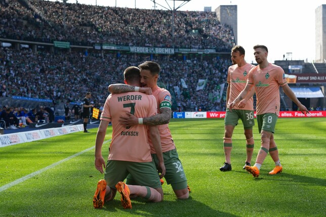 Bremens Marvin Duksch jubelt nach seinem 2:0-Treffer mit Teamkollege Marco Friedl.