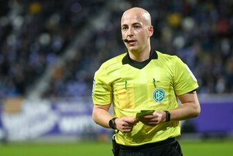 Der Schiedsrichter Nicolas Winter brach das Spiel FSV Zwickau gegen Rot-Weiß Essen ab. Der Schiedsrichter Nicolas Winter brach das Spiel FSV Zwickau gegen Rot-Weiß Essen ab.