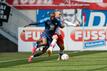 Der Kaiserslauterner Aaron Opoku (l) und der Regensburger Leon Guwara im Zweikampf um den Ball.