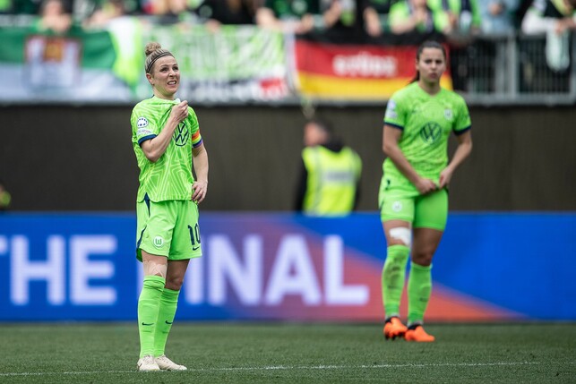 Mehr drin: Wolfsburgs Svenja Huth (l) zeigt sich nach dem Unentschieden enttäuscht.