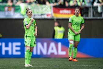 Mehr drin: Wolfsburgs Svenja Huth (l) zeigt sich nach dem Unentschieden enttäuscht. Mehr drin: Wolfsburgs Svenja Huth (l) zeigt sich nach dem Unentschieden enttäuscht.