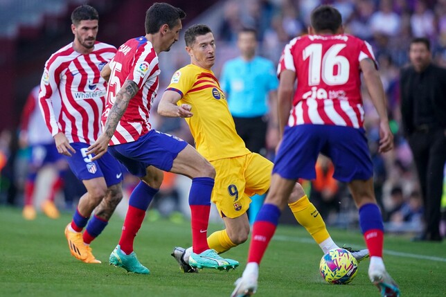Robert Lewandowski (2.v.r) vom FC Barcelona gegen Stefan Savic (2.v.l) von Atletico Madrid.