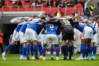 Die Spieler des FC Schalke 04 stehen vor Spielbeginn gemeinsam auf dem Platz im Kreis. Die Spieler des FC Schalke 04 stehen vor Spielbeginn gemeinsam auf dem Platz im Kreis.