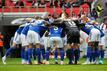 Die Spieler des FC Schalke 04 stehen vor Spielbeginn gemeinsam auf dem Platz im Kreis.