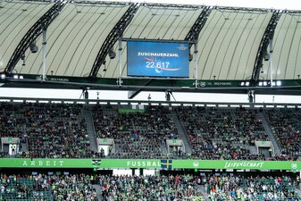 Blick auf die Anzeigetafel in Wolfsburg mit der offiziellen Zuschauerzahl: 22.617. Blick auf die Anzeigetafel in Wolfsburg mit der offiziellen Zuschauerzahl: 22.617.
