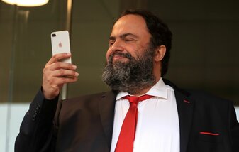 Auch der Olympiakos-Eigentümer Evangelos Marinakis soll auf das Spielfeld gestürmt sein. Auch der Olympiakos-Eigentümer Evangelos Marinakis soll auf das Spielfeld gestürmt sein.