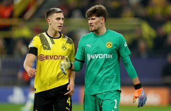 Schlotterbeck (l.) und Kobel (r.) waren in der laufenden Saison ein sicherer Rückhalt für den BVB. Foto: Lars Baron/Getty Images Schlotterbeck (l.) und Kobel (r.) waren in der laufenden Saison ein sicherer Rückhalt für den BVB. Foto: Lars Baron/Getty Images