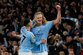City-Superstar Erling Haaland (r) spielte am Ende mit offenen Haaren. City-Superstar Erling Haaland (r) spielte am Ende mit offenen Haaren.