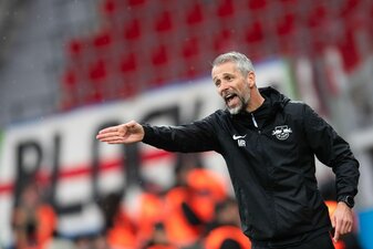 Leipzigs Trainer Marco Rose steht an der Seitenlinie und erteilt seiner Mannschaft taktische Anweisungen. Leipzigs Trainer Marco Rose steht an der Seitenlinie und erteilt seiner Mannschaft taktische Anweisungen.