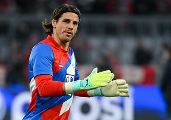 Torwart Yann Sommer von München wärmt sich auf. Torwart Yann Sommer von München wärmt sich auf.