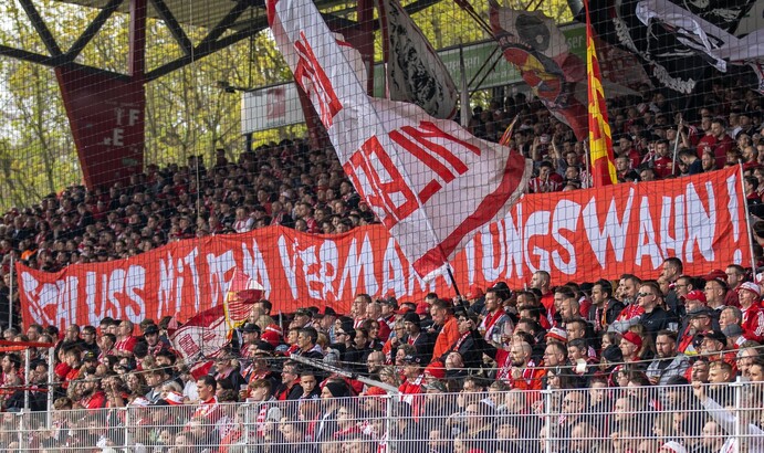 Fans vom 1. FC Union Berlin halten ein Banner mit dem Schriftzug: «Schluss mit dem Vermarktungswahn!».