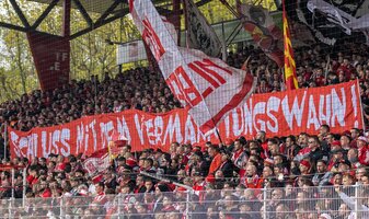 Fans vom 1. FC Union Berlin halten ein Banner mit dem Schriftzug: «Schluss mit dem Vermarktungswahn!». Fans vom 1. FC Union Berlin halten ein Banner mit dem Schriftzug: «Schluss mit dem Vermarktungswahn!».