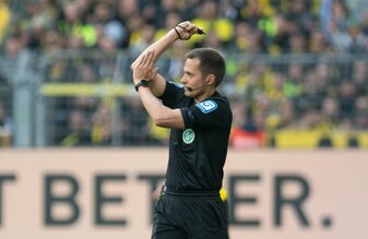 Schiedsrichter Robert Hartmann war beim Spiel Bochum gegen Dortmund als Videoassistent im Einsatz. Schiedsrichter Robert Hartmann war beim Spiel Bochum gegen Dortmund als Videoassistent im Einsatz.