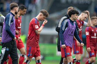 Nach der Niederlage in Magdeburg sah man vor allem eins bei den Spielern des Hamburger SV: hängende Köpfe. Nach der Niederlage in Magdeburg sah man vor allem eins bei den Spielern des Hamburger SV: hängende Köpfe.