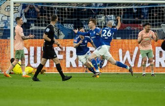 Der FC Schalke 04 hat neuen Mut im Kampf gegen den drohenden Abstieg geschöpft. Der FC Schalke 04 hat neuen Mut im Kampf gegen den drohenden Abstieg geschöpft.