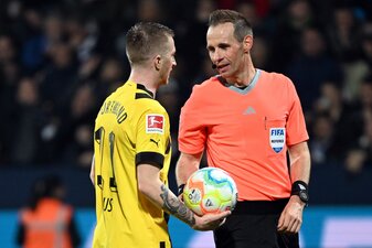 Im Spiel zwischen dem VfL Bochum und Borussia Dortmund hatte Sascha Stegemann sich nach einem Foul von Danilo Soares an Karim Adeyemi gegen einen Elfmeter entschieden. Im Spiel zwischen dem VfL Bochum und Borussia Dortmund hatte Sascha Stegemann sich nach einem Foul von Danilo Soares an Karim Adeyemi gegen einen Elfmeter entschieden.
