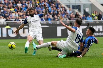 Lautaro Martinez (r) läutete mit seinem Treffer zum 1:1-Ausgleich Inters Aufholjagd gegen Lazio ein. Lautaro Martinez (r) läutete mit seinem Treffer zum 1:1-Ausgleich Inters Aufholjagd gegen Lazio ein.