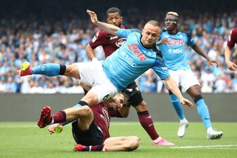 Stanislav Lobotka vom SSC Neapel im Zweikampf mit vollem Körpereinsatz. Stanislav Lobotka vom SSC Neapel im Zweikampf mit vollem Körpereinsatz.