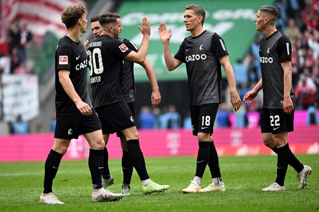 Freiburgs Spieler feiern den Auswärtssieg in Köln.