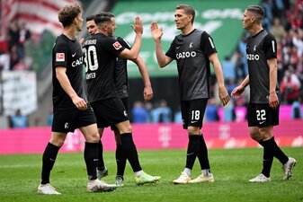 Freiburgs Spieler feiern den Auswärtssieg in Köln. Freiburgs Spieler feiern den Auswärtssieg in Köln.