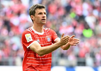 Münchens Thomas Müller bedankt sich nach dem Spiel bei den Fans. Münchens Thomas Müller bedankt sich nach dem Spiel bei den Fans.