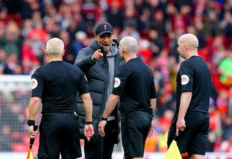 Liverpool-Coach Jürgen Klopp suchte nach dem Spiel das Gespräch mit dem Schiedsrichter. Liverpool-Coach Jürgen Klopp suchte nach dem Spiel das Gespräch mit dem Schiedsrichter.