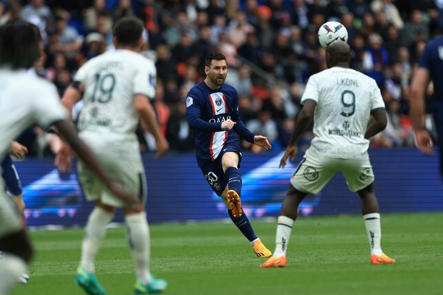 Lionel Messi (M) wurde von Paris Saint-Germain für zwei Spiele suspendiert.