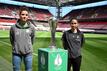 Fototermin mit dem DFB-Pokal: Dominique Janssen (l) vom VfL Wolfsburg und Hasret Kayikçi vom SC Freiburg.