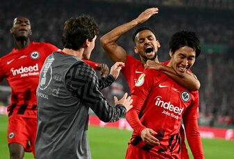 Frankfurt drehte die Partie in Stuttgart und steht im Pokalfinale. Frankfurt drehte die Partie in Stuttgart und steht im Pokalfinale.