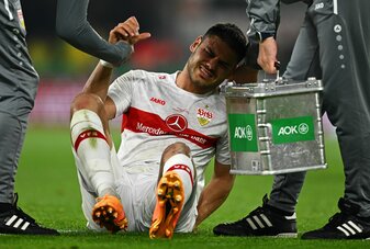 Stuttgarts Konstantinos Mavropanos sitzt verletzt am Boden. Stuttgarts Konstantinos Mavropanos sitzt verletzt am Boden.